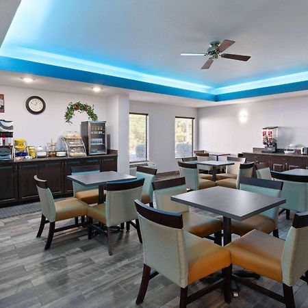 Baymont By Wyndham Creedmoor Exterior foto