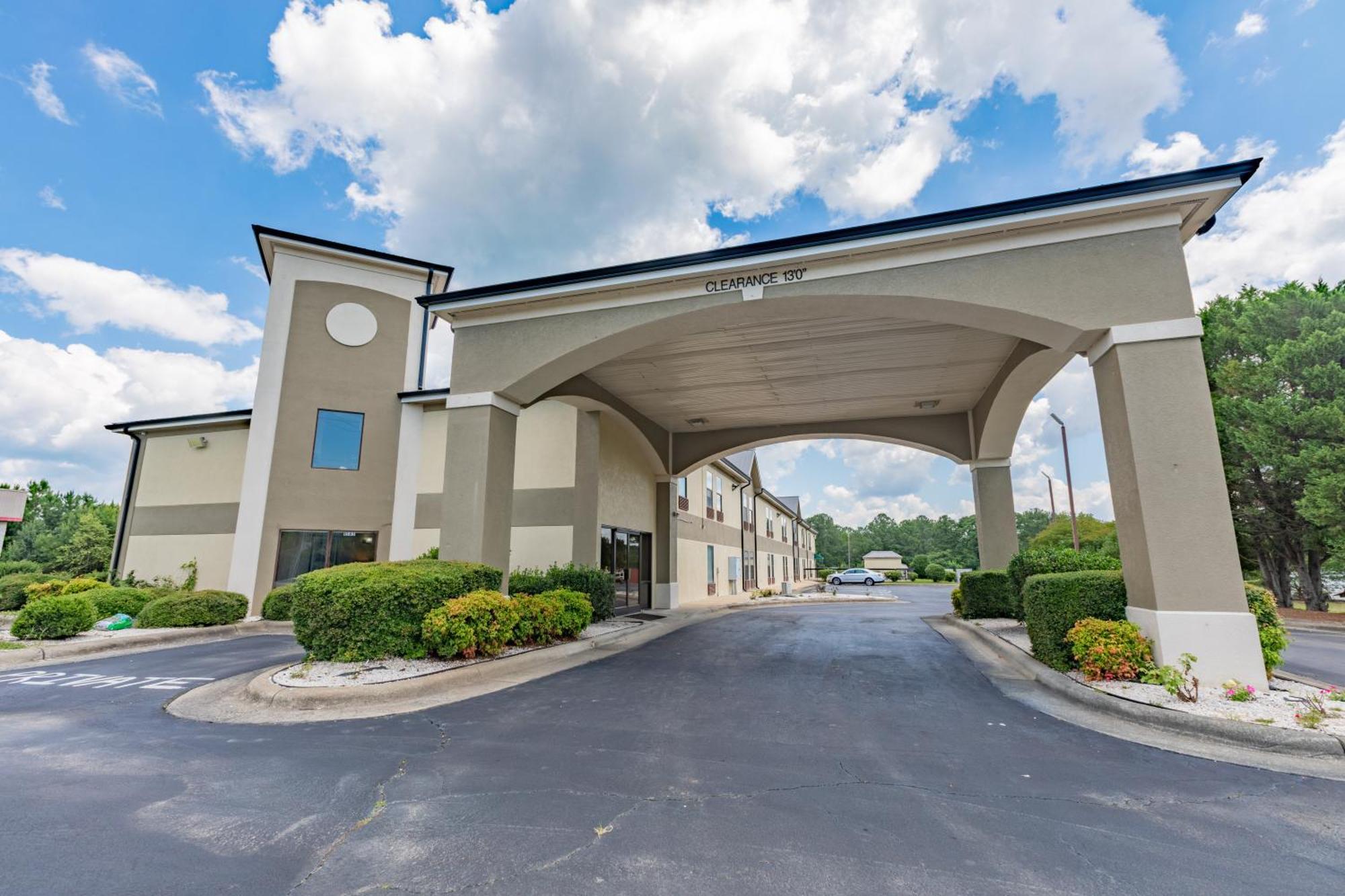 Baymont By Wyndham Creedmoor Exterior foto