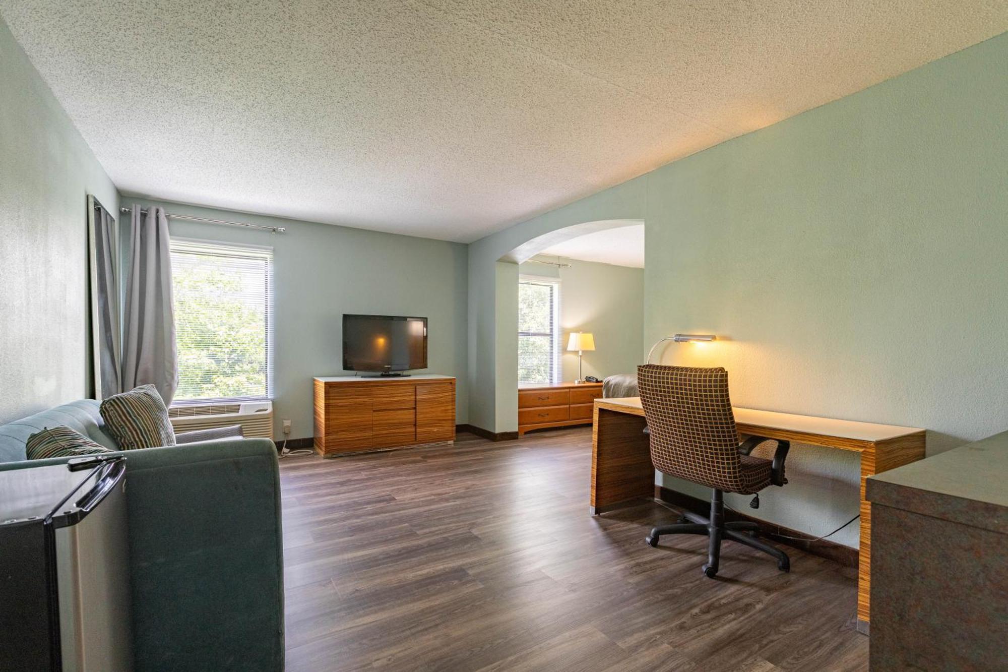 Baymont By Wyndham Creedmoor Exterior foto