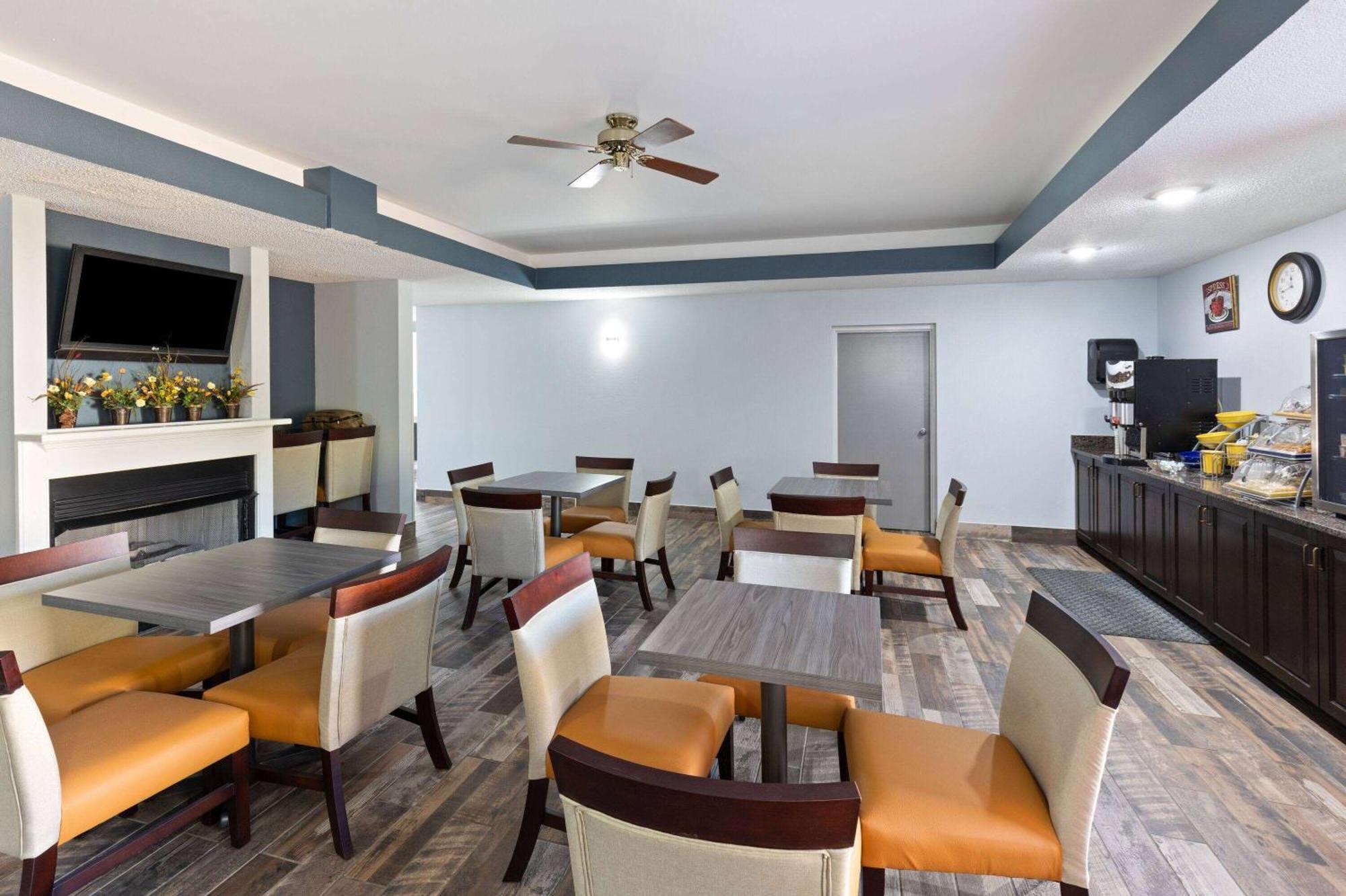 Baymont By Wyndham Creedmoor Exterior foto