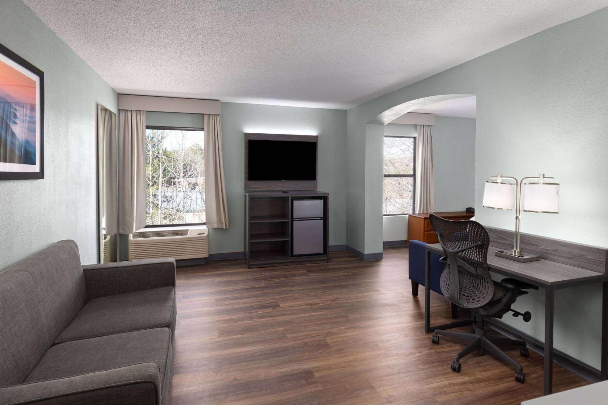 Baymont By Wyndham Creedmoor Exterior foto