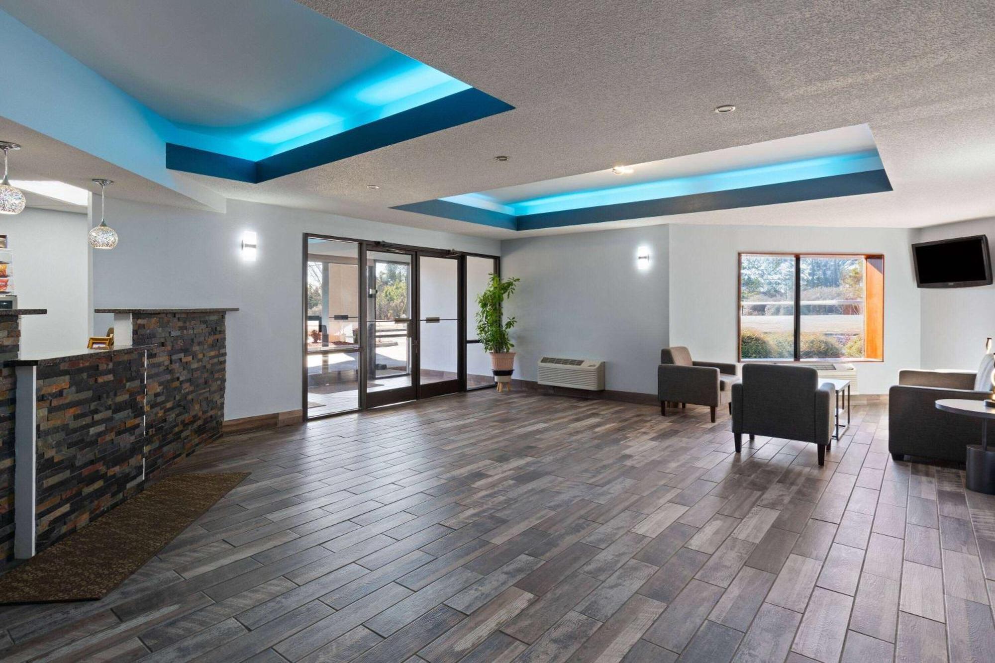Baymont By Wyndham Creedmoor Exterior foto