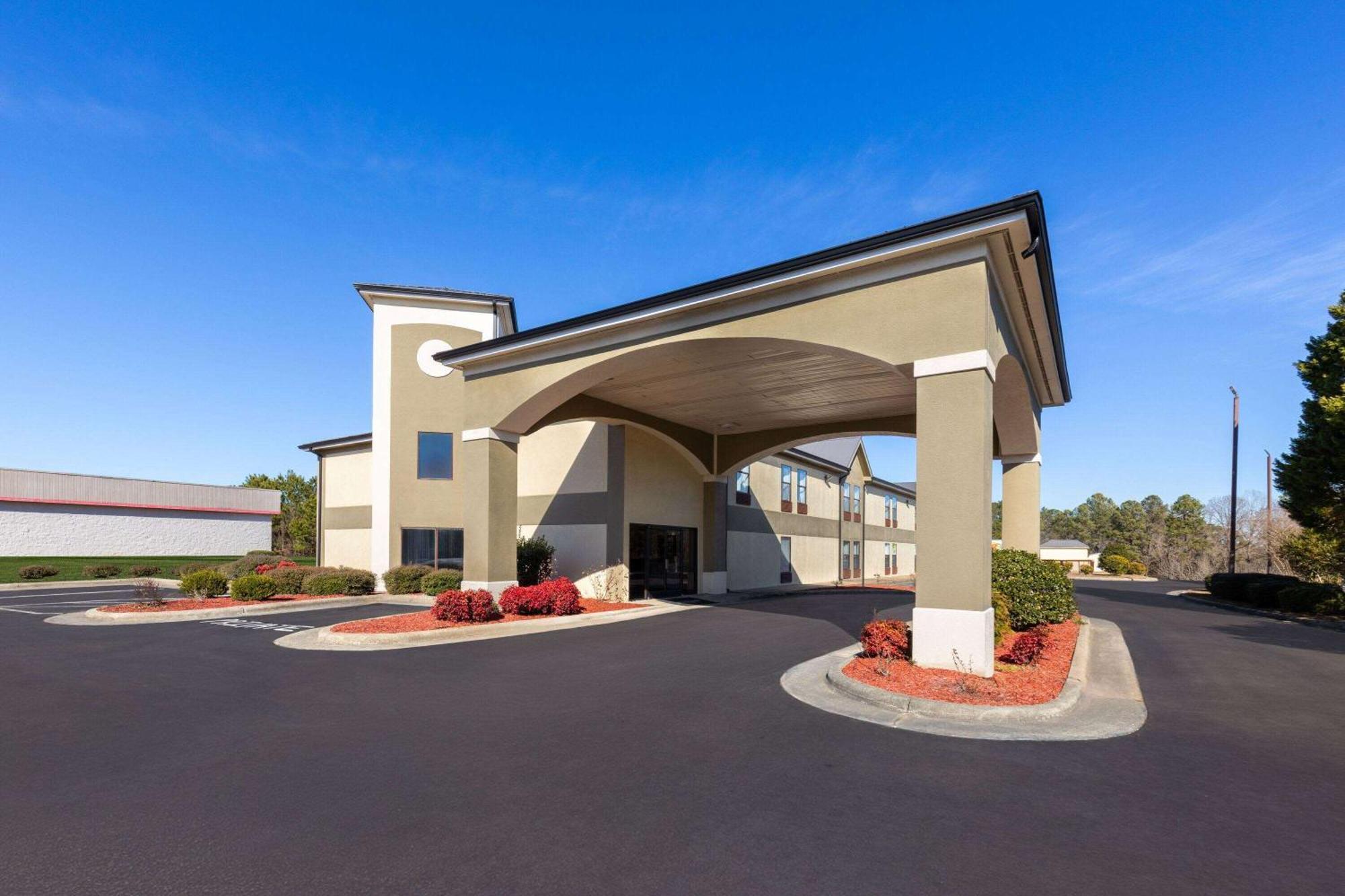 Baymont By Wyndham Creedmoor Exterior foto