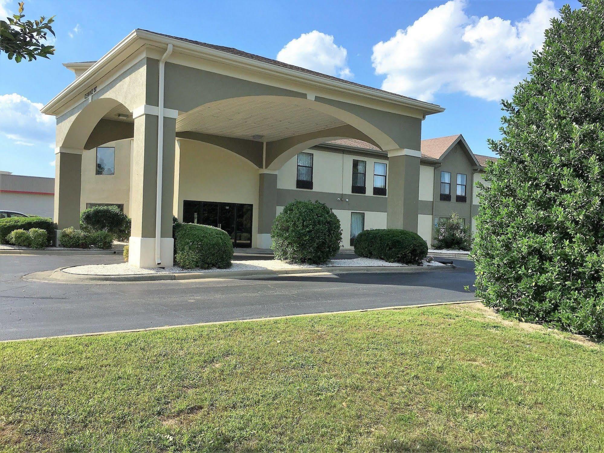 Baymont By Wyndham Creedmoor Exterior foto